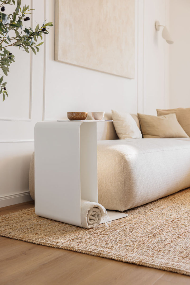 Hvidt sidebord i metal