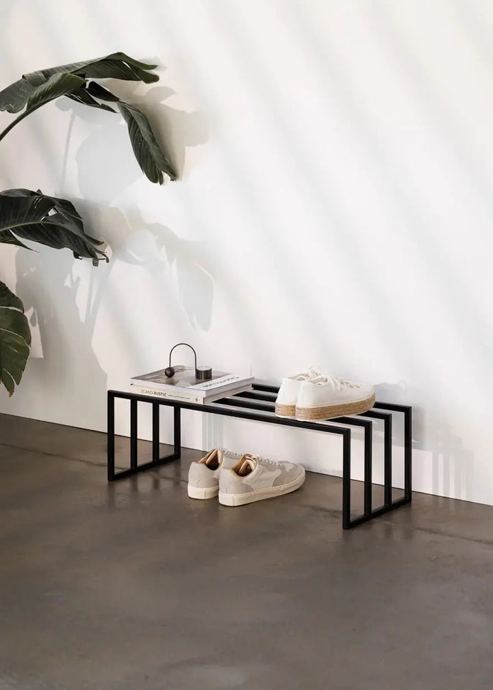 Sort skohylde i metal