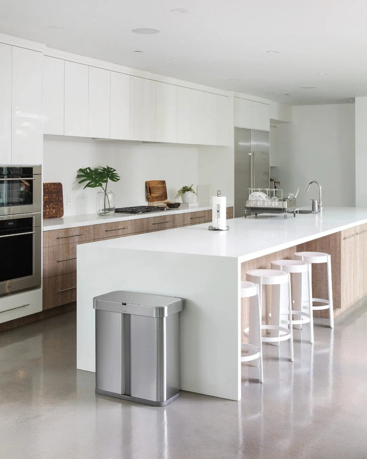 Stemmestyret skraldespand fra simplehuman i børstet stål