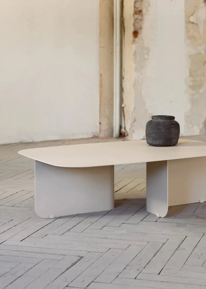 Beige sofabord i metal