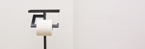 Fritstående toiletrulleholder til væg