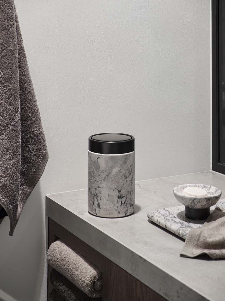 Toiletspand med vippelåg i marmor