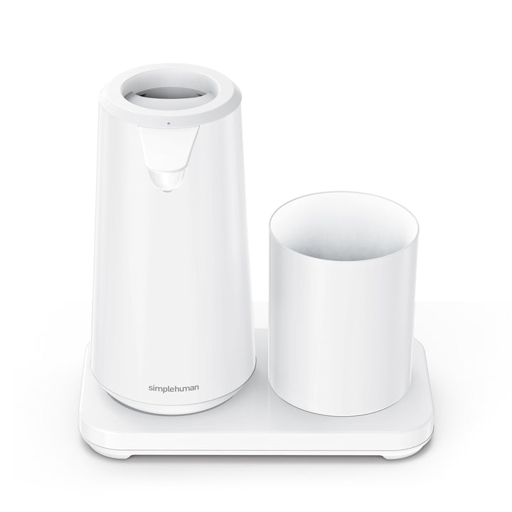 simplehuman sensor skumsæbedispenser med holder og tandbørstekrus i badeværelset