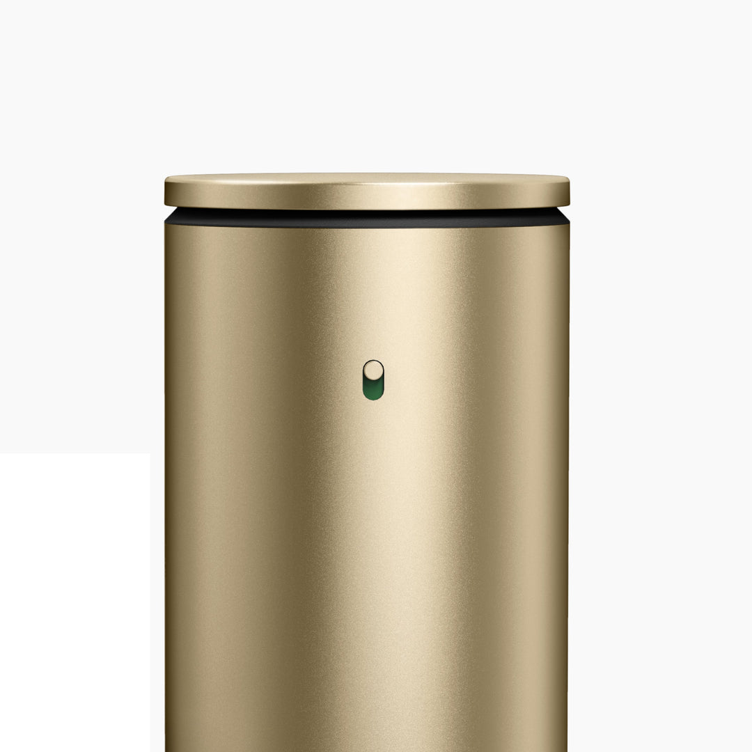 Mål og dimensioner for simplehuman 414ml genopladelig sensorpumpe med holder