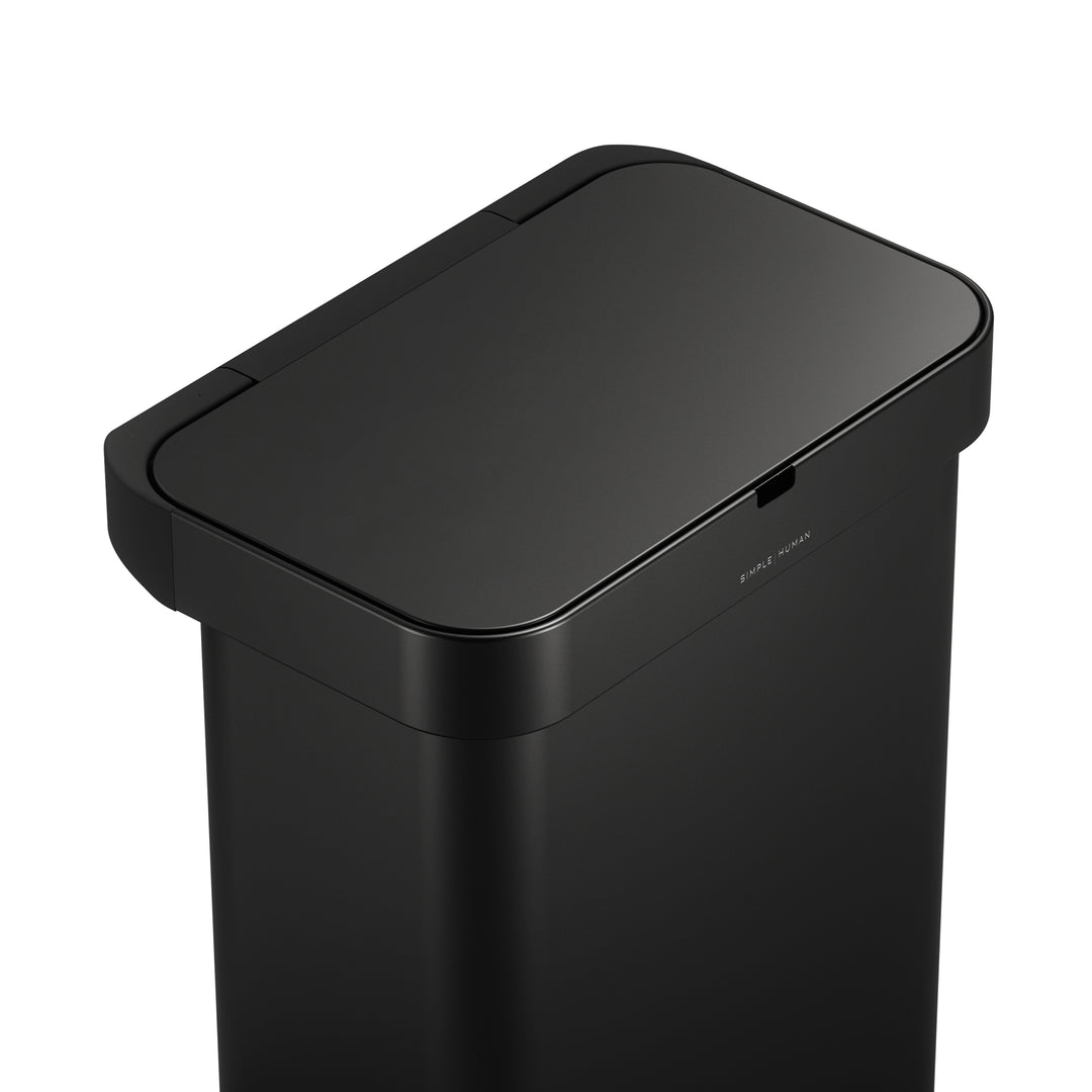 Mål og dimensioner for simplehuman 55l rektangulær sensorstyret skraldespand med poselomme