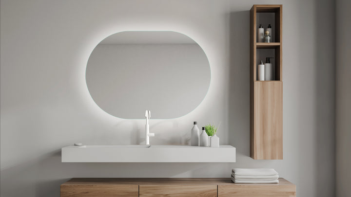 Oval spegel med polerad kant och LED-ljus